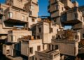Com 354 módulos pré-fabricados de concreto, o Habitat 67 inspirou décadas de pesquisas sobre cidades modulares e construção industrializada