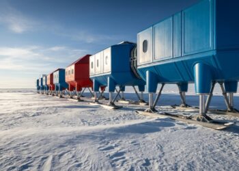 Uma estação científica sobre pernas hidráulicas é levantada periodicamente para não desaparecer sob a neve da Antártida