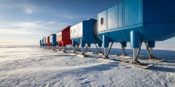 Uma estação científica sobre pernas hidráulicas é levantada periodicamente para não desaparecer sob a neve da Antártida