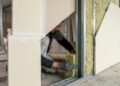 Por fora parece uma parede comum de drywall, mas placas, perfis metálicos e lã mineral escondida por dentro ajudam a reduzir o barulho que passa entre 2 quartos