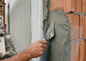 Parece apenas uma parede pintada, mas uma tela de fibra escondida sob a argamassa ajuda a controlar fissuras em pontos críticos da construção