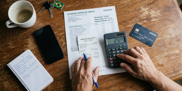 Juros do cartão rotativo elevam rapidamente a fatura