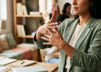 A carreira que traduz falas em tempo real sem apagar expressões e referências da comunidade surda
