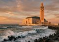 Construída junto ao Atlântico, a Mesquita Hassan II parece flutuar sobre a água e resiste à força do oceano