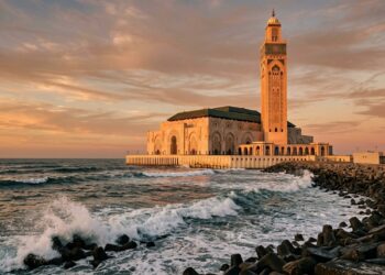 Construída junto ao Atlântico, a Mesquita Hassan II parece flutuar sobre a água e resiste à força do oceano