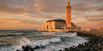Construída junto ao Atlântico, a Mesquita Hassan II parece flutuar sobre a água e resiste à força do oceano