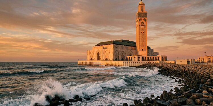 Construída junto ao Atlântico, a Mesquita Hassan II parece flutuar sobre a água e resiste à força do oceano