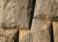 Com blocos de pedra encaixados sem argamassa, as muralhas de Sacsayhuamán resistem há séculos em uma região sísmica