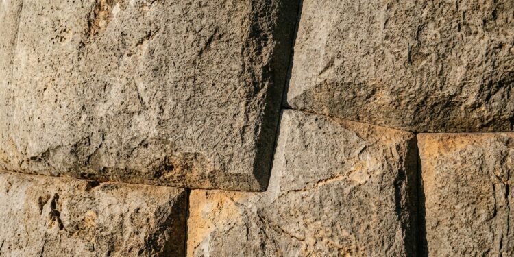 Com blocos de pedra encaixados sem argamassa, as muralhas de Sacsayhuamán resistem há séculos em uma região sísmica