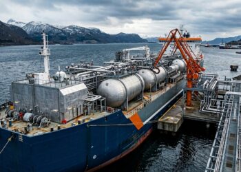 Navios já transportam CO₂ liquefeito pelo Mar do Norte para enterrá-lo permanentemente a 2.600 metros abaixo do fundo do oceano