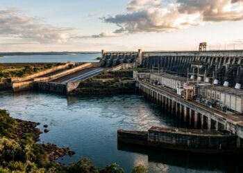 Turbinas gigantes transformam a força do Rio Paraná em eletricidade para 2 países