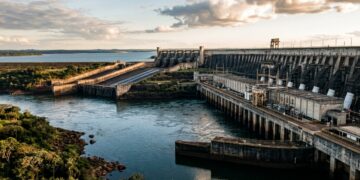 Turbinas gigantes transformam a força do Rio Paraná em eletricidade para 2 países