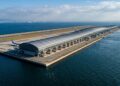 Um terminal do Aeroporto de Kansai foi construído sobre o mar em uma ilha artificial preparada com cerca de um milhão de drenos de areia