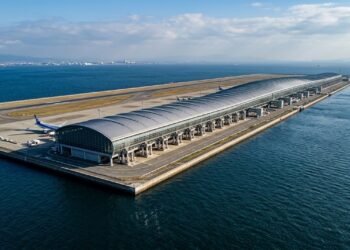 Um terminal do Aeroporto de Kansai foi construído sobre o mar em uma ilha artificial preparada com cerca de um milhão de drenos de areia