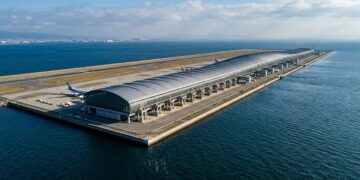Um terminal do Aeroporto de Kansai foi construído sobre o mar em uma ilha artificial preparada com cerca de um milhão de drenos de areia