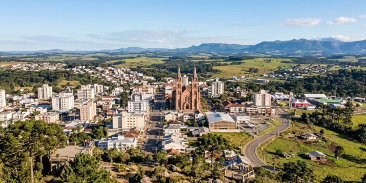 Fundada em 1766 como abrigo de tropeiros e hoje a maior cidade em extensão de Santa Catarina: o município serrano onde nasceu o turismo rural brasileiro