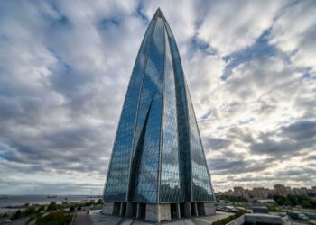Uma torre de 462 metros gira sobre São Petersburgo e usa sua forma torcida para reduzir a força do vento