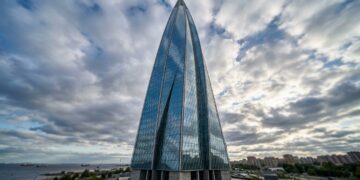 Uma torre de 462 metros gira sobre São Petersburgo e usa sua forma torcida para reduzir a força do vento