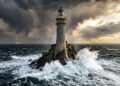 Um farol construído sobre uma pequena rocha enfrenta tempestades no Atlântico Norte há mais de um século sem ligação com o continente