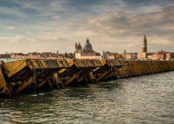 78 comportas ficam escondidas no fundo das entradas da Lagoa de Veneza e se levantam para impedir que marés extremas avancem sobre a cidade