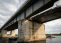 Uma ponte de 918 metros carrega um canal inteiro sobre o Rio Elba e permite que grandes embarcações naveguem pelo alto