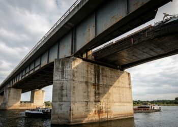 Uma ponte de 918 metros carrega um canal inteiro sobre o Rio Elba e permite que grandes embarcações naveguem pelo alto