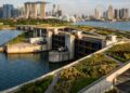Uma barragem no centro de Singapura segura água doce, reduz enchentes e ainda transforma sua própria cobertura em parque urbano