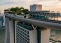 Três torres, duas delas fortemente inclinadas, sustentam um parque a 200 metros do chão e transformam o teto do Marina Bay Sands em uma estrutura suspensa