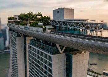 Três torres, duas delas fortemente inclinadas, sustentam um parque a 200 metros do chão e transformam o teto do Marina Bay Sands em uma estrutura suspensa