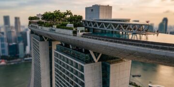 Três torres, duas delas fortemente inclinadas, sustentam um parque a 200 metros do chão e transformam o teto do Marina Bay Sands em uma estrutura suspensa