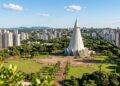 O urbanista desenhou a cidade sem nunca ter pisado no terreno e reservou três matas nativas dentro do perímetro: a capital paranaense da arborização