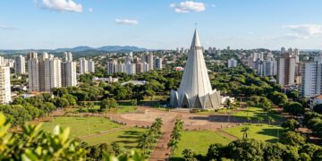 O urbanista desenhou a cidade sem nunca ter pisado no terreno e reservou três matas nativas dentro do perímetro: a capital paranaense da arborização