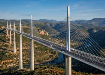 Como o Viaduto de Millau atravessa um vale com apenas 7 pilares
