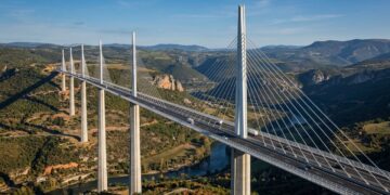 Como o Viaduto de Millau atravessa um vale com apenas 7 pilares