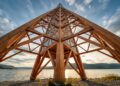 Uma torre de madeira com mais de 80 metros, a Mjøstårnet, mostra como esse material começa a disputar espaço com o concreto e o aço em edifícios altos
