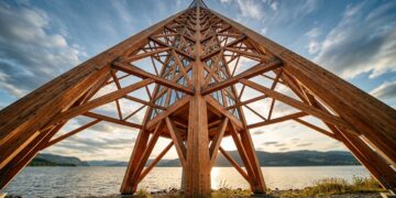 Uma torre de madeira com mais de 80 metros, a Mjøstårnet, mostra como esse material começa a disputar espaço com o concreto e o aço em edifícios altos