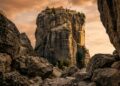 Construídos sobre pilares rochosos com mais de 400 metros, os Mosteiros de Meteora parecem desafiar a gravidade e continuam habitados