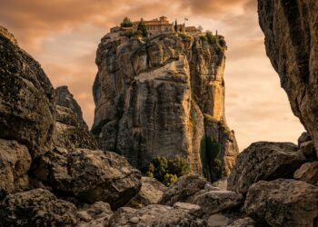 Construídos sobre pilares rochosos com mais de 400 metros, os Mosteiros de Meteora parecem desafiar a gravidade e continuam habitados