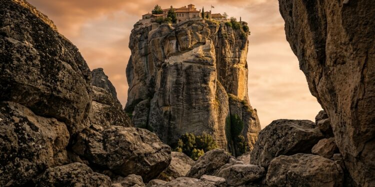 Construídos sobre pilares rochosos com mais de 400 metros, os Mosteiros de Meteora parecem desafiar a gravidade e continuam habitados