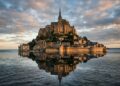 O Mont-Saint-Michel foi construído sobre uma pequena ilha onde, durante séculos, a maré baixa revelava o caminho até suas muralhas