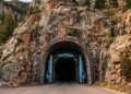 Enterrado a centenas de metros sob a montanha, o Cheyenne Mountain Complex foi construído como uma cidade militar para continuar funcionando mesmo durante um ataque nuclear