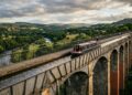 Um aqueduto navegável atravessa um rio e permite que embarcações cruzem um vale sem precisar descer por eclusas