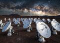 Um observatório instalado a mais de 5 mil metros de altitude, o ALMA, aproveita o ar extremamente seco para estudar o nascimento das galáxias