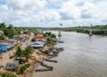 A única cidade brasileira ligada por terra a um território da União Europeia: a ponte de 378 metros no extremo norte do país