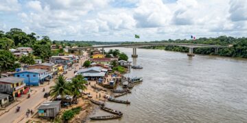A única cidade brasileira ligada por terra a um território da União Europeia: a ponte de 378 metros no extremo norte do país