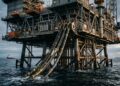 Plataformas de petróleo usam eletrificação offshore por cabos submarinos para desligar turbinas que queimavam gás no meio do oceano