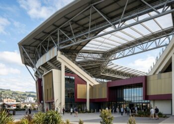 O estádio coberto da Nova Zelândia sustenta partes do teto que pesam até 160 toneladas