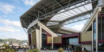 O estádio coberto da Nova Zelândia sustenta partes do teto que pesam até 160 toneladas