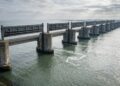 Barreira de 9 km fecha apenas quando o mar ameaça avançar
