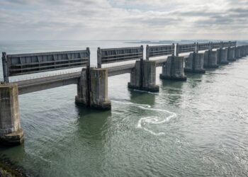 Barreira de 9 km fecha apenas quando o mar ameaça avançar